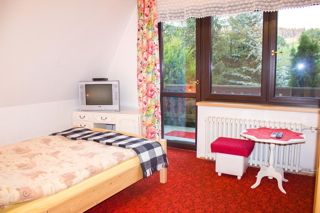 Hacjenda - Apartamenty I Pokoje Goscinne Чарна-Гура Экстерьер фото
