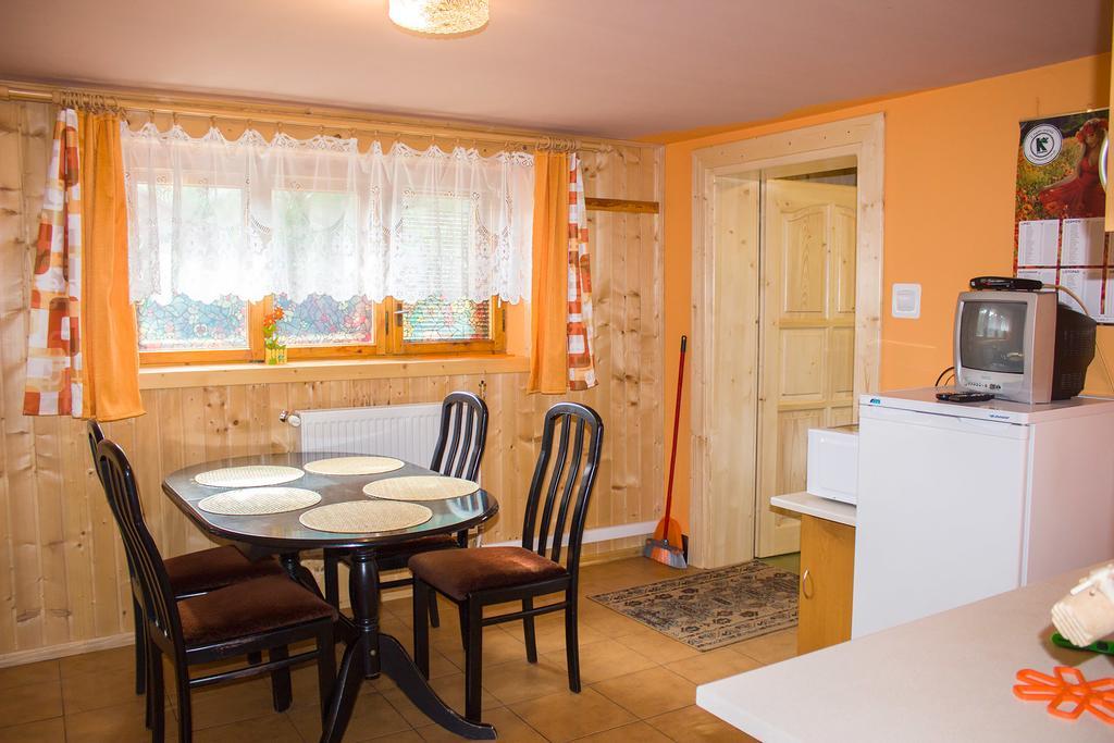 Hacjenda - Apartamenty I Pokoje Goscinne Чарна-Гура Экстерьер фото