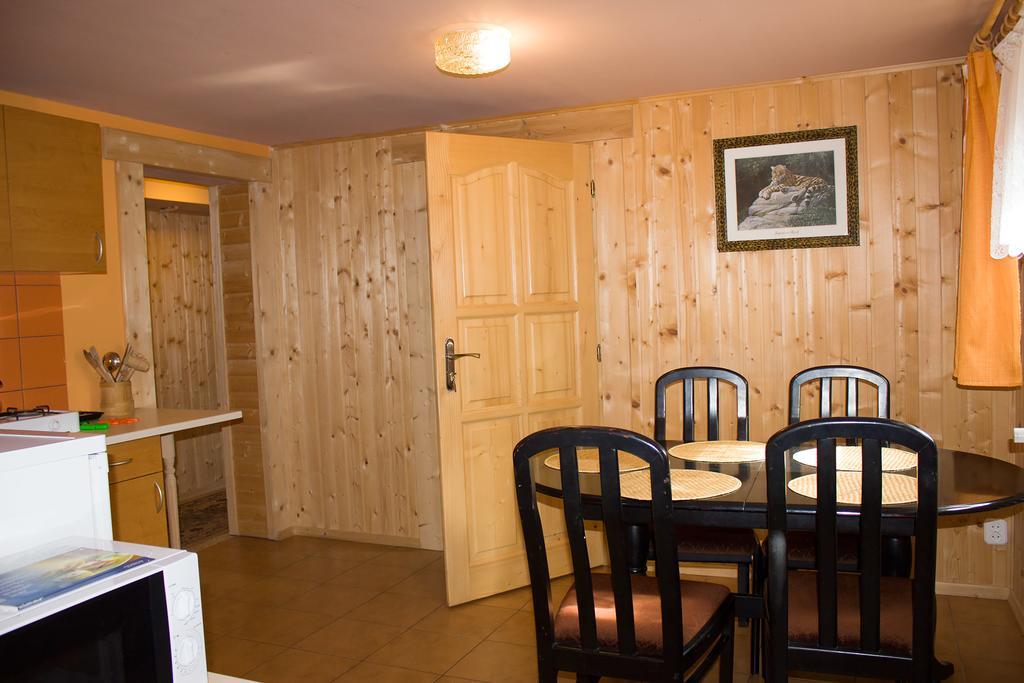 Hacjenda - Apartamenty I Pokoje Goscinne Чарна-Гура Экстерьер фото